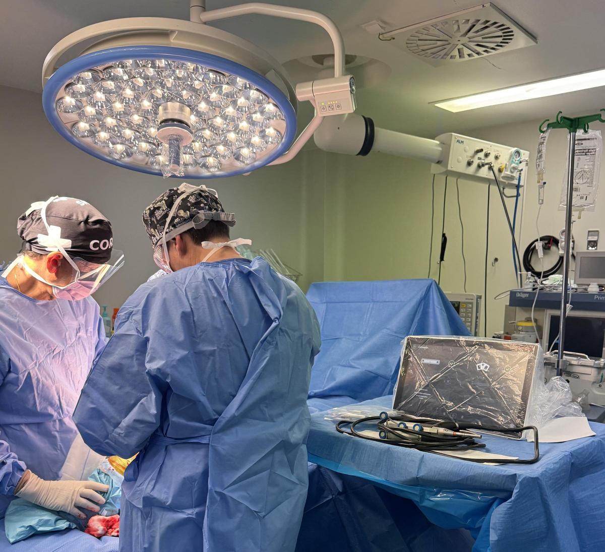 Intervención de los especialistas de Traumavist con el robot CORI.