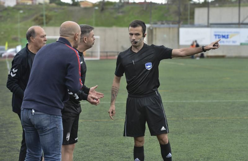 LAS PALMAS DE GRAN CANARIA. Tamaraceite - San Fernando. Expulsión del técnico del Tamaraceite antes de iniciar el encuentro, según el arbitro por retrasar el inicio  del partido.  | 14/12/2019 | Fotógrafo: José Pérez Curbelo