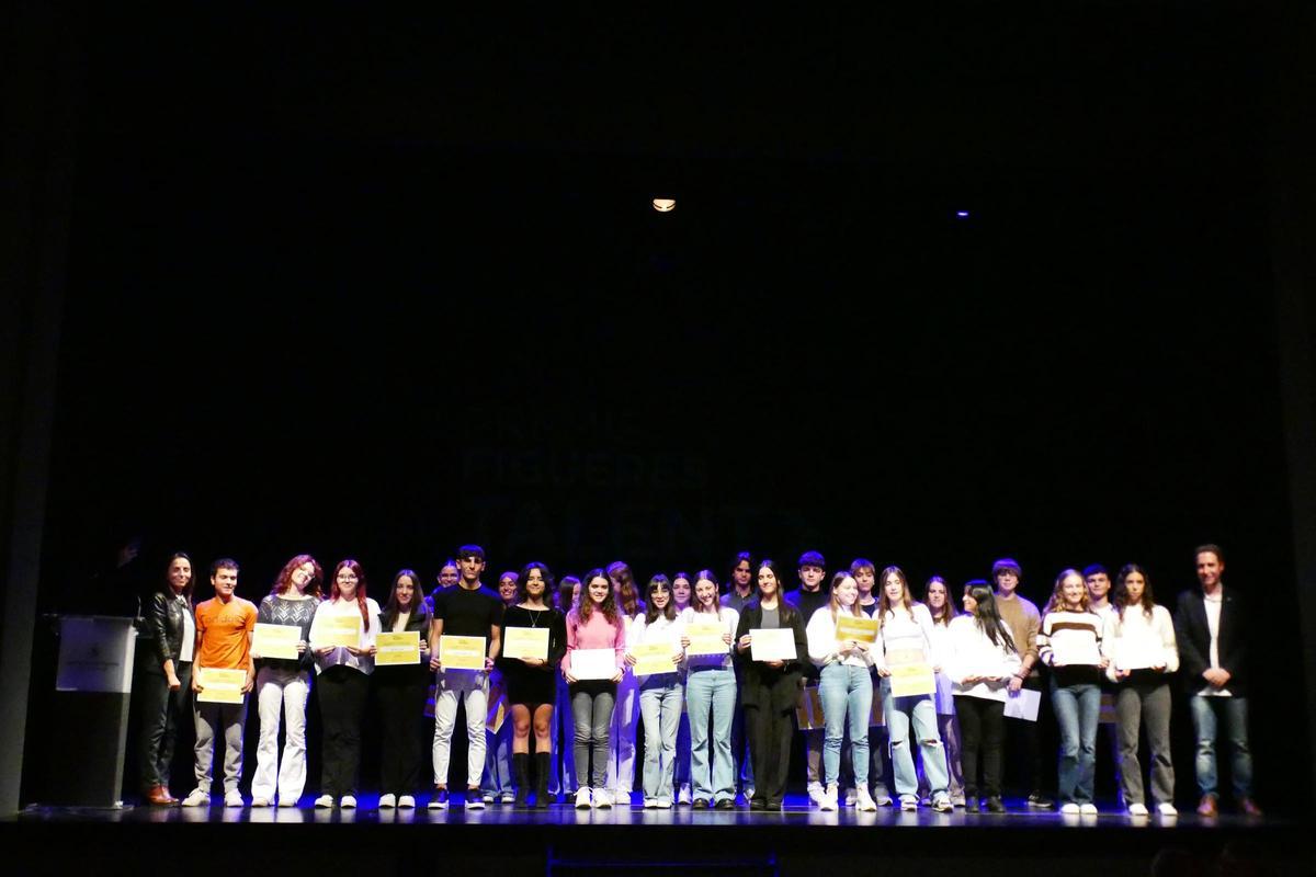 Foto grupal dels guanyadors i guanyadores a millor nota d'ESO. | AJ FIGUERES