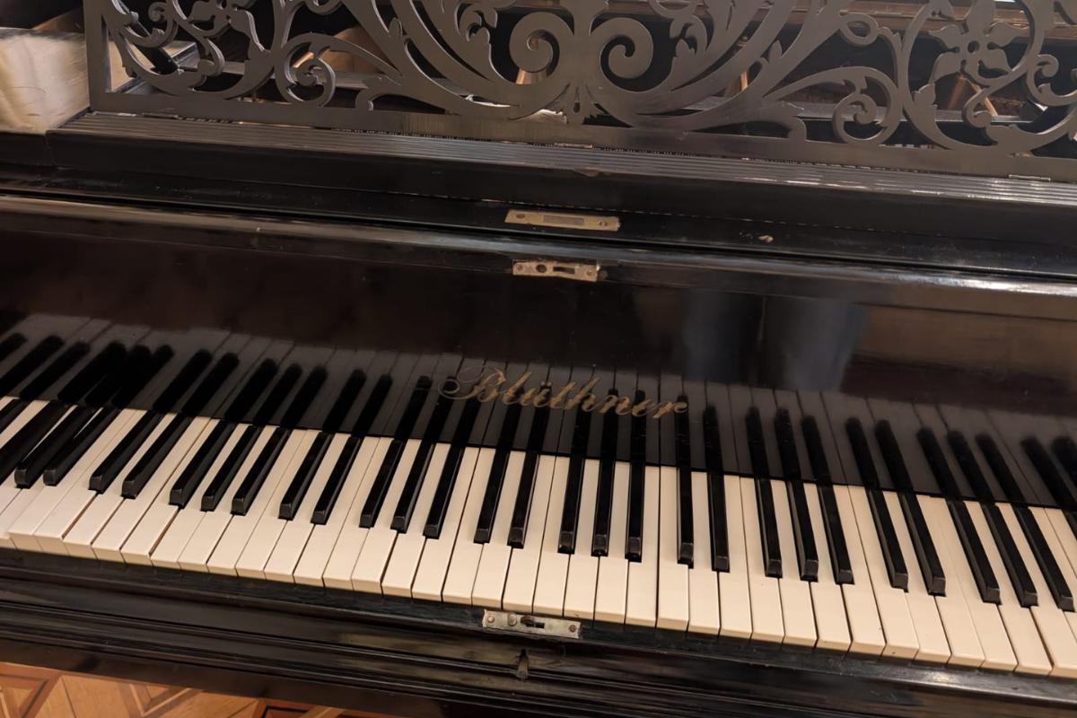 El Real Casino de Murcia rescata un piano de cola Blüthner fechado en 1860.