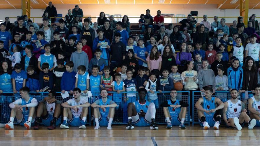 Jugadores, canteranos y aficionados del CB Zamora Enamora posan juntos al término de la sesión de puertas abiertas ayer en el Ángel Nieto. | Ana Burrieza