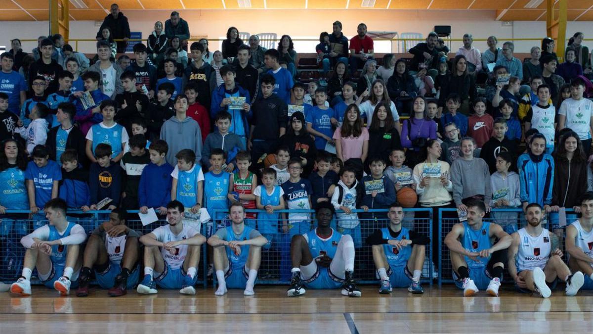 Jugadores, canteranos y aficionados del CB Zamora Enamora posan juntos  en el Ángel Nieto. | Ana Burrieza