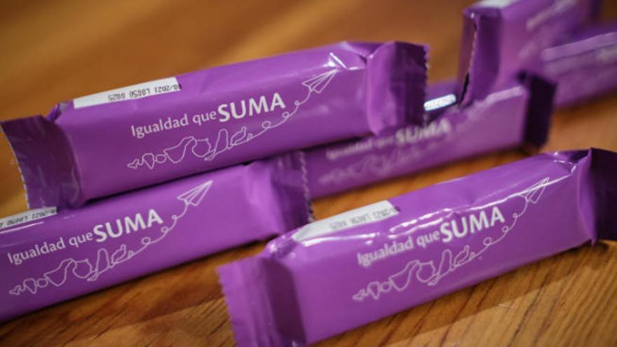 Detalle las chocolatinas violetas de la campaña &#039;Igualdad que suma&#039;.