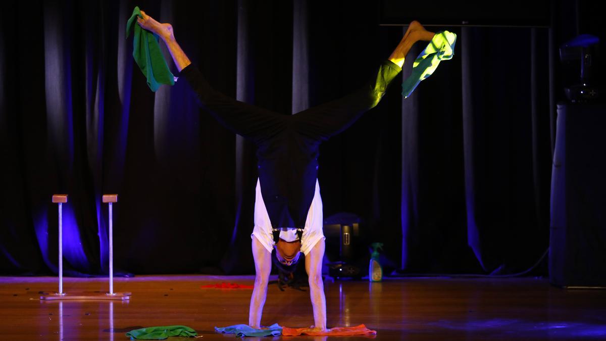 Equilibrios, humor y luces emocionaron al público en la gala de los premios Marcelino.