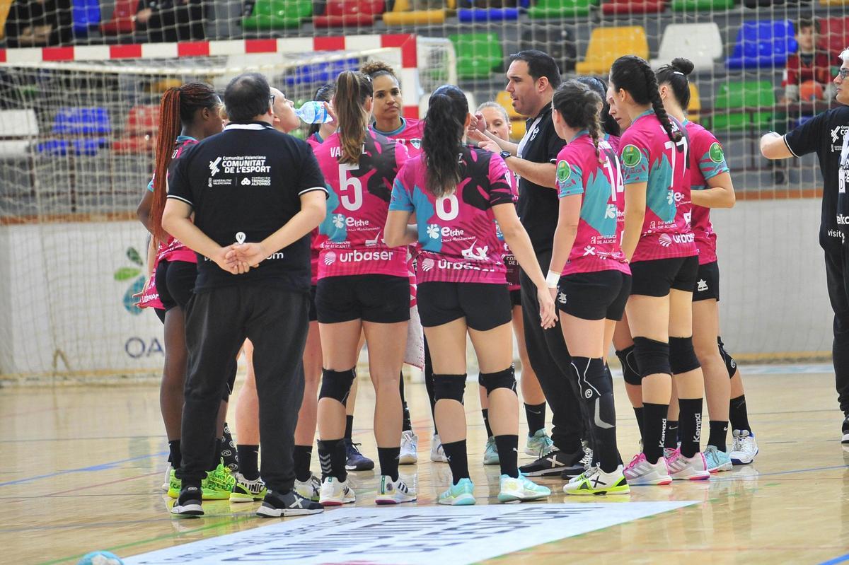 Las jugadoras del Atticgo Elche escuchan a su entrenador durante un tiempo muerto