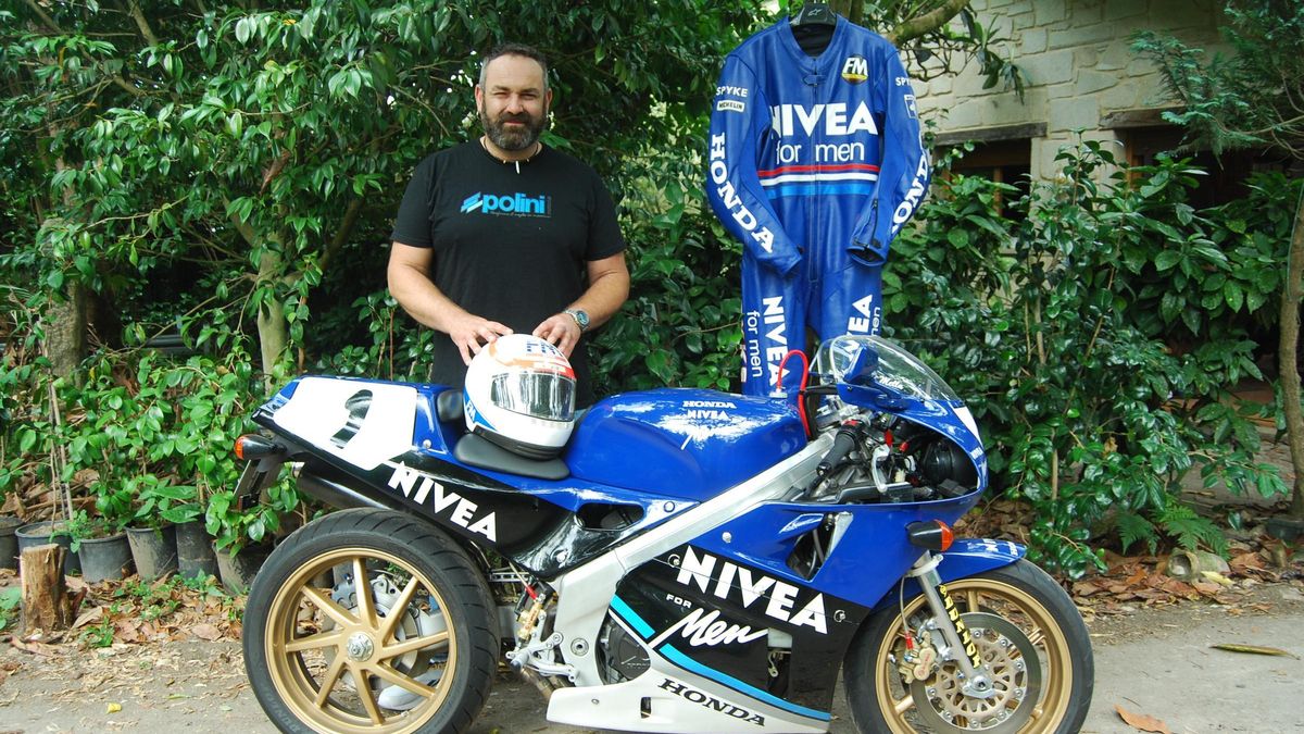 Esteban Fernández Míguez con la réplica de la moto y el mono del piloto Juan López Mella.