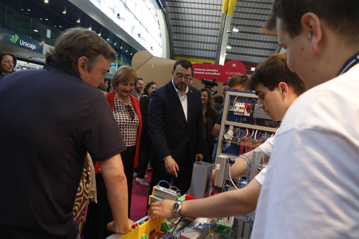 En imágenes. La visita del presidente del Principado, Adrián Barbón, a la feria de la Ciencia y la Innovación de Avilés En imágenes. La visita del presidente del Principado, Adrián Barbón, a la feria de la Ciencia y la Innovación de Avilés