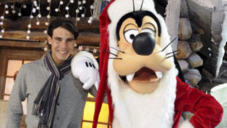 Nadal posa sonriente junto a Goofy.