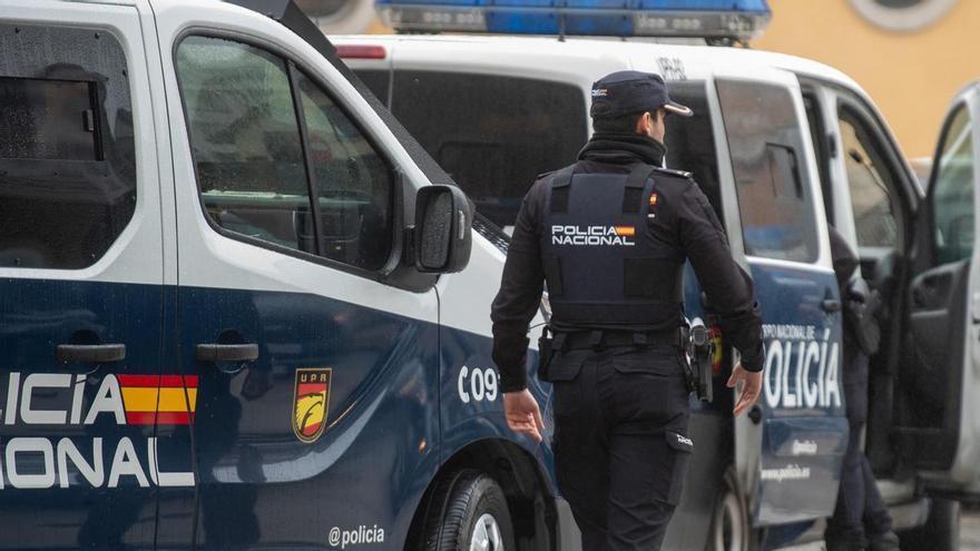 Una mujer golpea a una dependienta de un supermercado del Orzán de A Coruña para robar tinte y máscara de pestañas: "Tú lo que quieres es que te pegue"