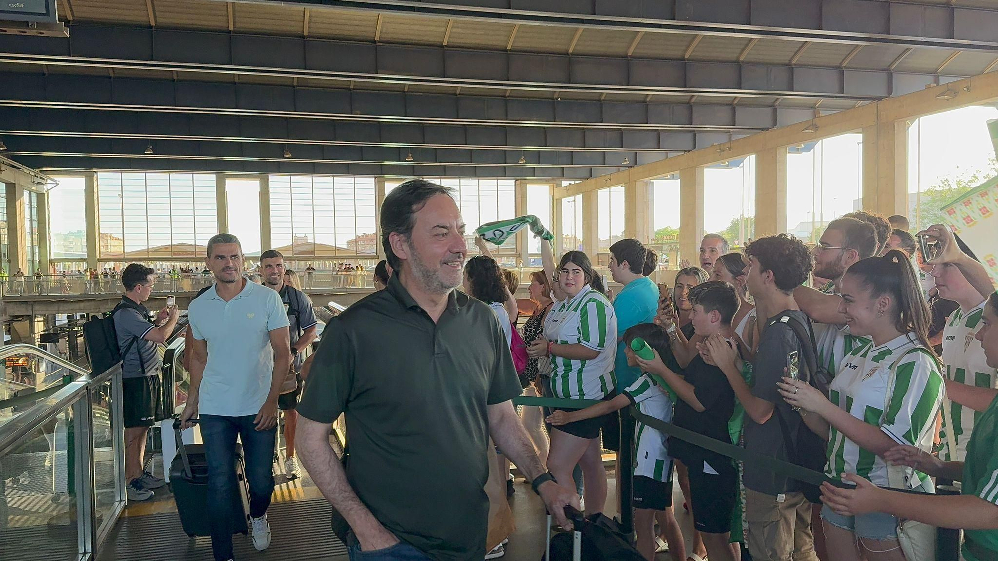 El Córdoba CF vuelve a casa tras el penúltimo paso hacia el ascenso