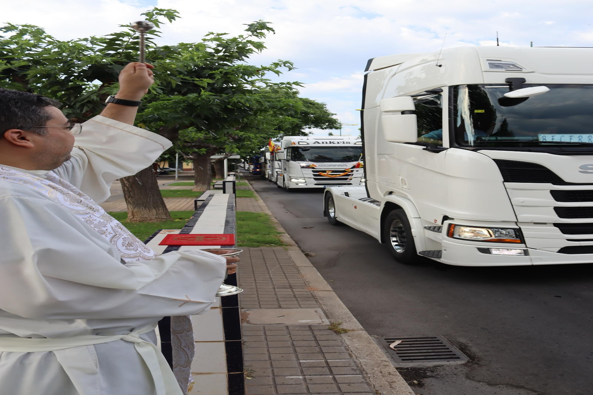 Vila-real celebra la festa de Sant Cristòfol amb la benedicció i desfilada de camions