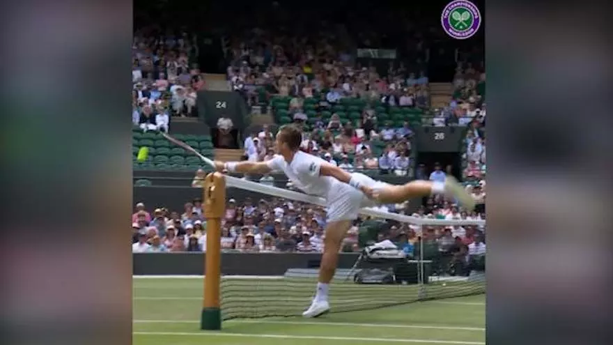 Por cosas como esta no debes dejar que la bola bote demasiado... ¡Increíble lo que ocurrió en Wimbledon!
