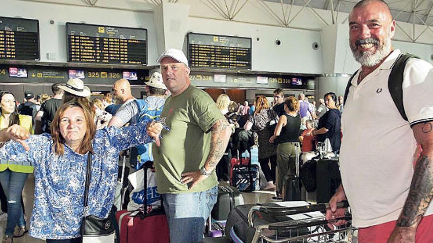 Gary Turner y Karen Gorst, a la derecha, en la cola ayer en el aeropuerto de Gando.