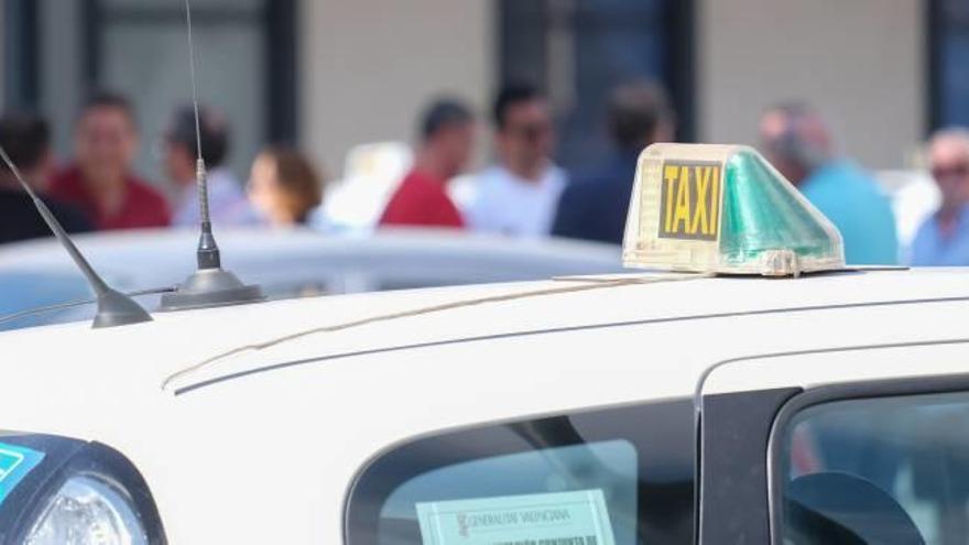 Imagen de un taxi en la parada situada en la estación de Renfe.