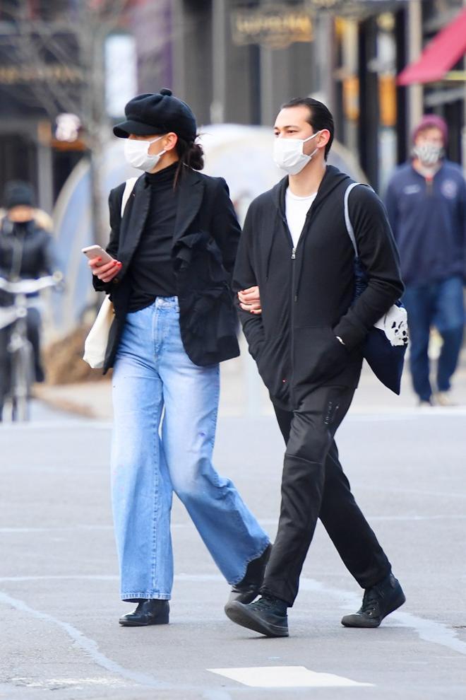 Katie Holmes, con vaqueros anchos, junto a su novio, el chef Emilio Vitolo