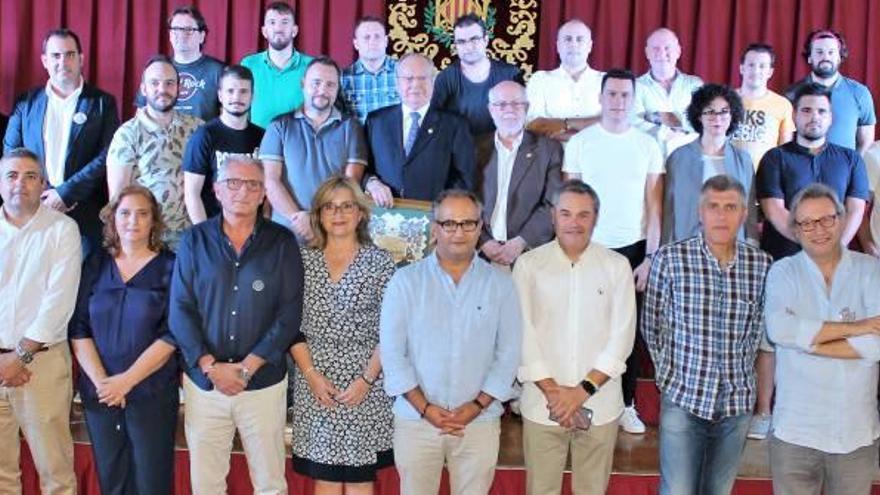 Artistas y presidentes de la Federación de Especial, con Mollà (en el centro). A la derecha, la expectación por las maquetas