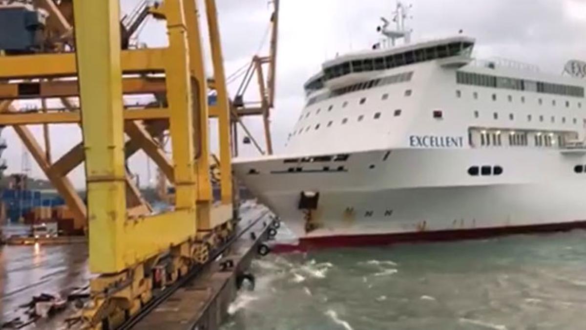 El accidente del Excellent, el barco que ha chocado con una grúa y ha causado un incendio en el puerto de Barcelona.