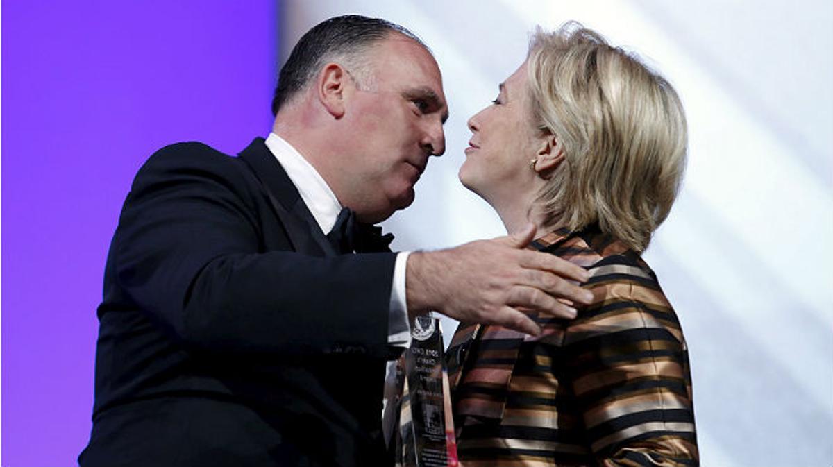 El cocinero español José Andrés recibe el premio Caucus Hispano de manos de Hillary Clinton, quien grita basta en castellano y en inglés tras el racismo y xenofobia hacia los hispanos del aspirante republicanto Donald Trump.