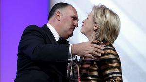 El cuiner espanyol José Andrés rep el premi Caucus Hispà de mans de Hillary Clinton, que crida prou en castellà i en anglès arran del racisme i la xenofòbia envers els hispans de l’aspirant republicà Donald Trump.