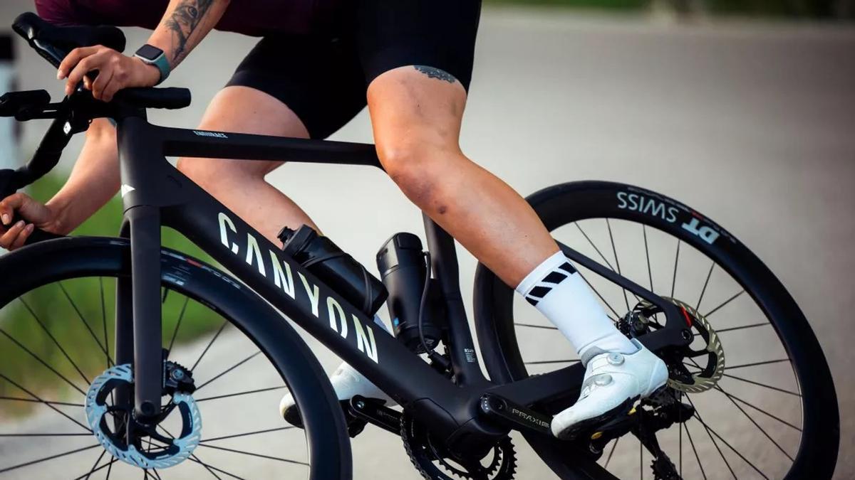 Un ciclista con una bicicleta Canyon.