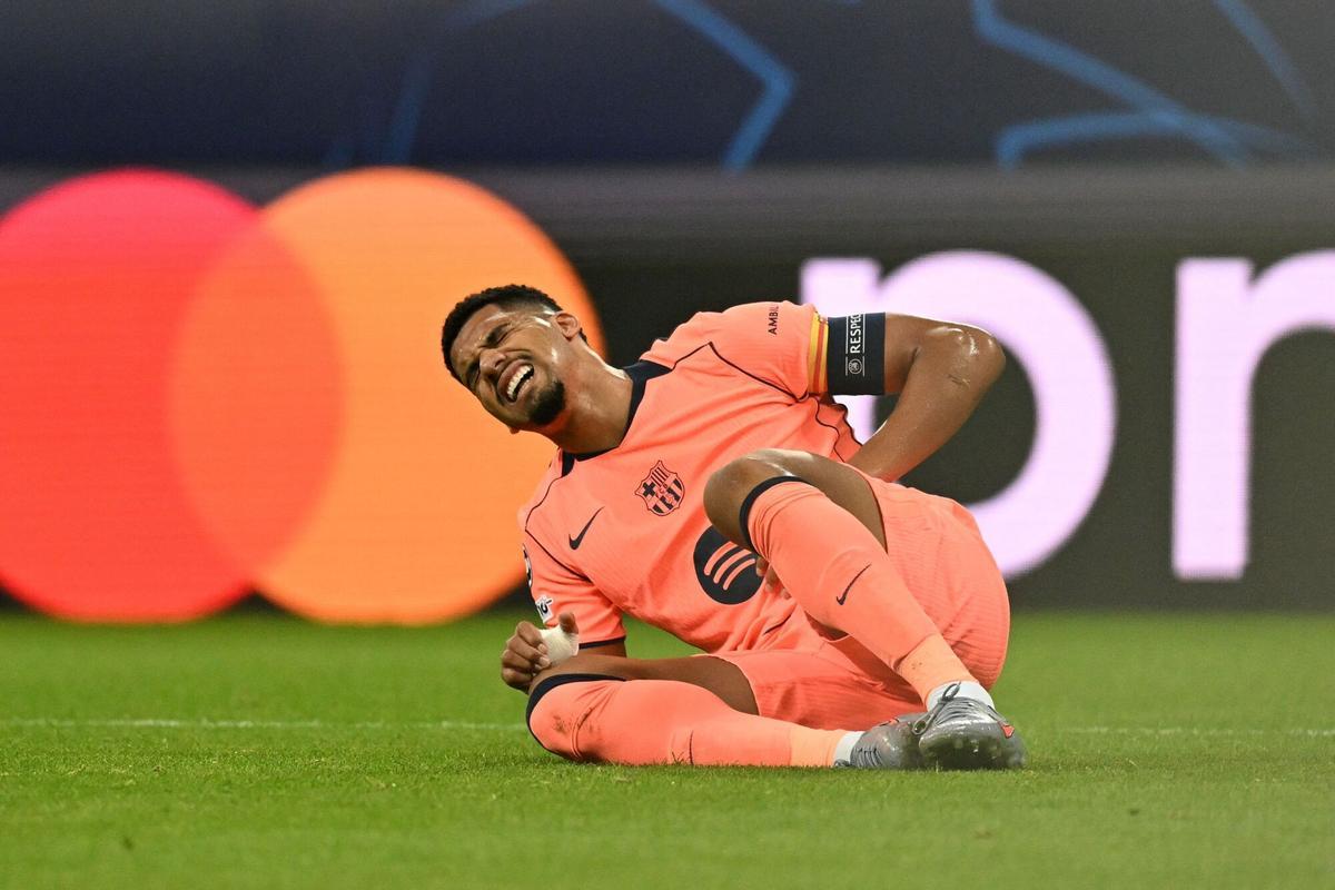 Barcelona's Uruguayan defender #04 Ronald Federico Araujo da Silva reacts after an injury during the UEFA Champions League first round football match between Newcastle United FC and FC Barcelona at St James' Park in London, on September 18, 2025. (Photo by Oli SCARFF / AFP)