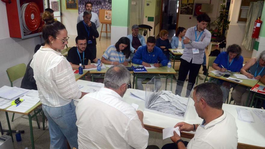 Recuento electoral en una de las mesas del instituto de A Illa de Arousa.