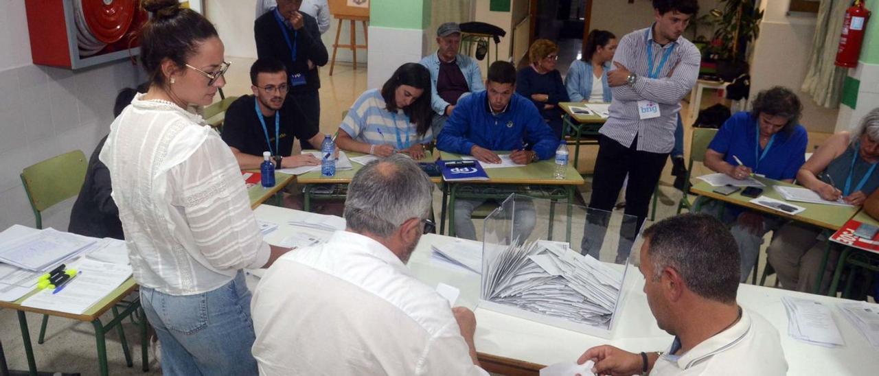 Recuento electoral en una de las mesas del instituto de A Illa de Arousa.