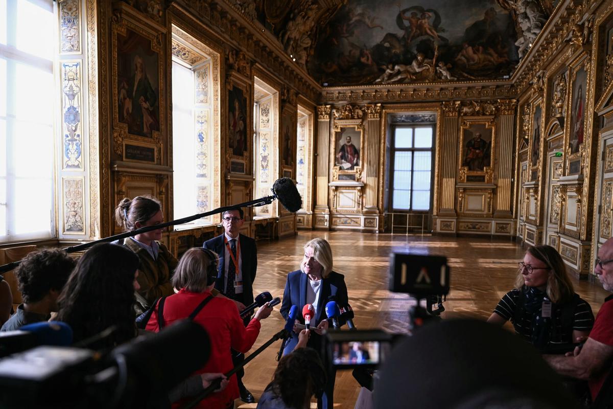 La Galería Apolo del Louvre, escenario del espectacular robo de joyas en octubre de 2025, reabre hoy al público sin vitrinas ni joyas
