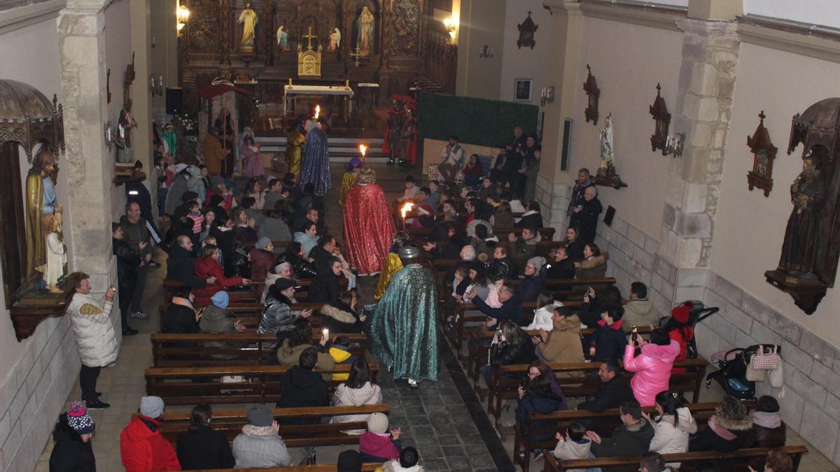 Los Magos entrando con antorchas en la iglesia de Valdesoto
