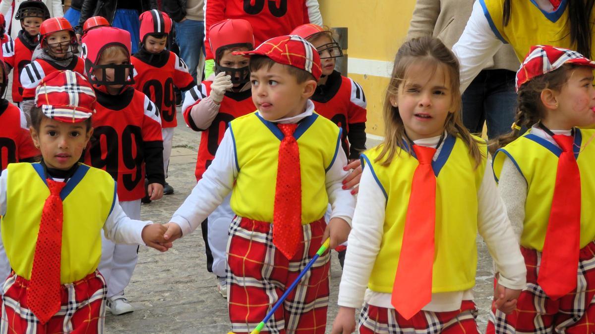 Animado y colorido desfile infantil por las calles de Monesterio