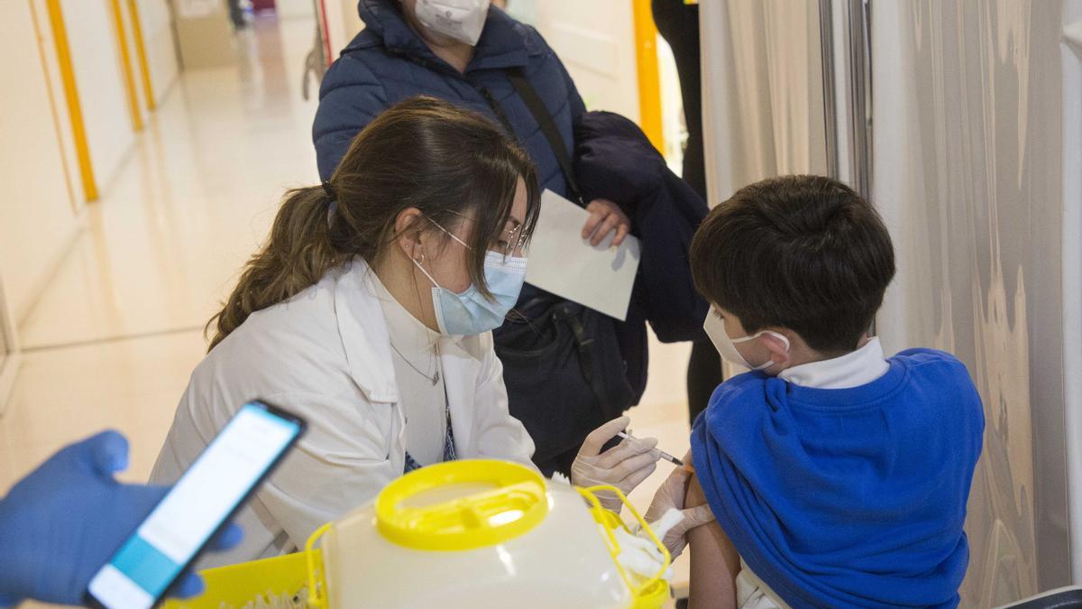 Niños y niñas se vacunan en el centro de salud Seminario (Zaragoza)