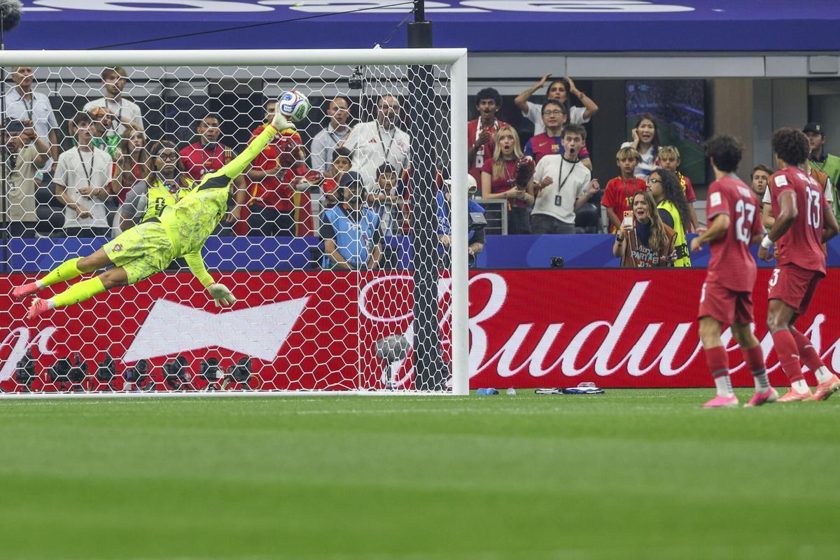 Estirada de Diogo Costa para evitar un gol español Estirada de Diogo Costa para evitar un gol español