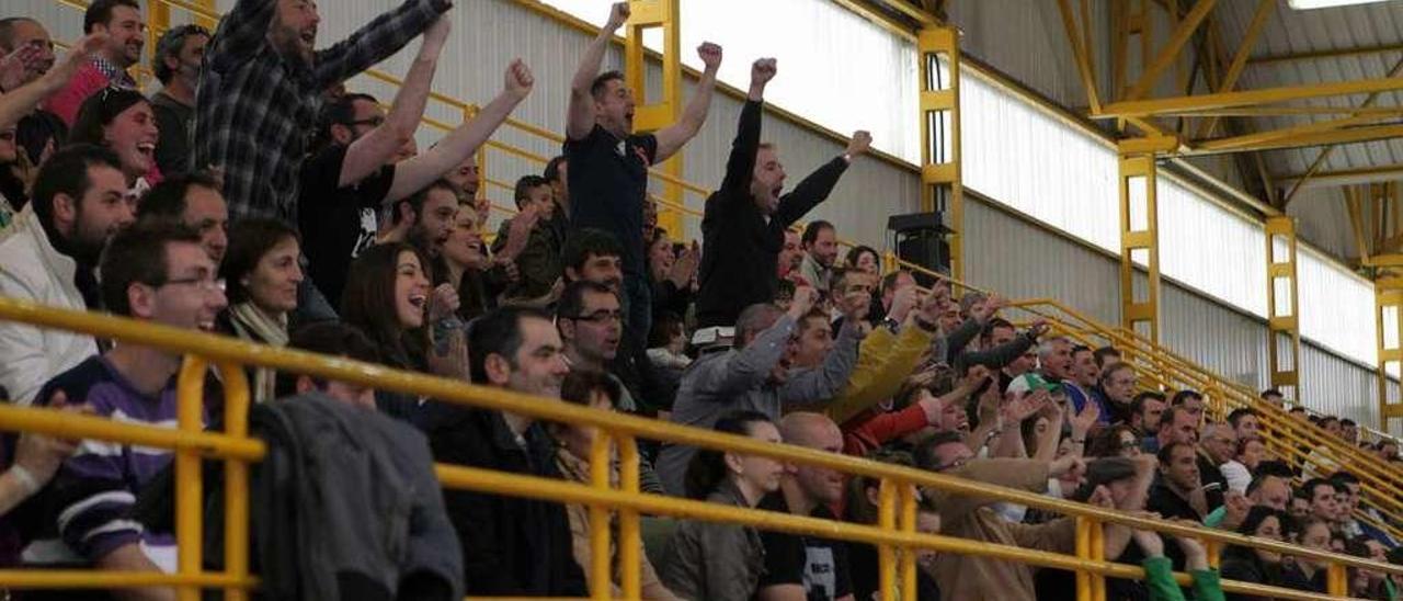 Aficionados en la grada del Municipal de O Consello. // Jesús Regal