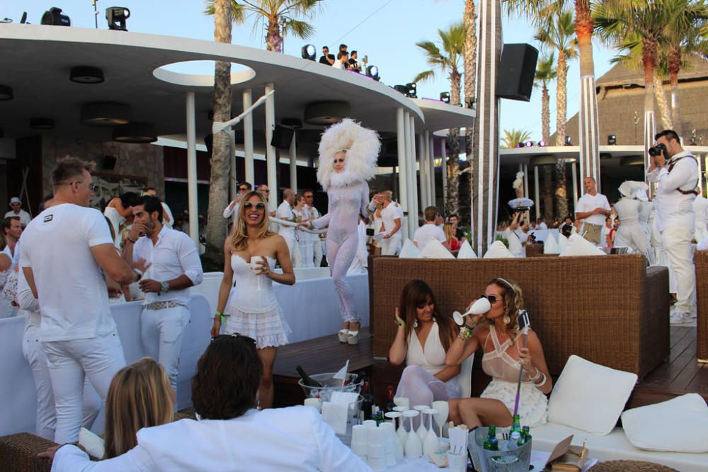 Numerosas personas disfrutan de la fiesta blanca de Nikki Beach, el evento que marca cada año el inicio de la temporada estival en Marbella