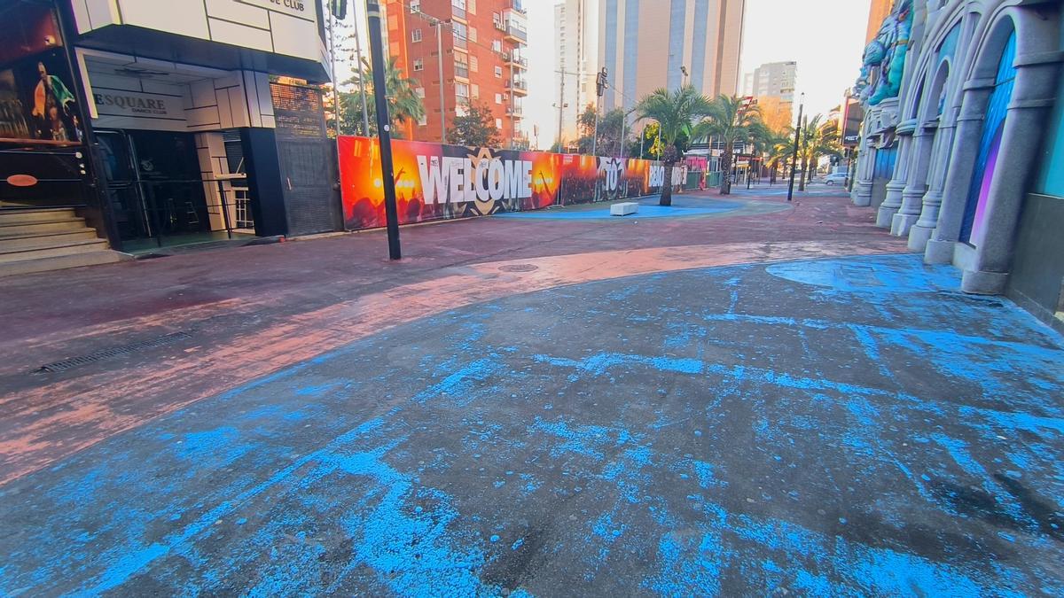 Estado actual del pavimento de la calle Mallorca en pleno núcleo de la zona británica.