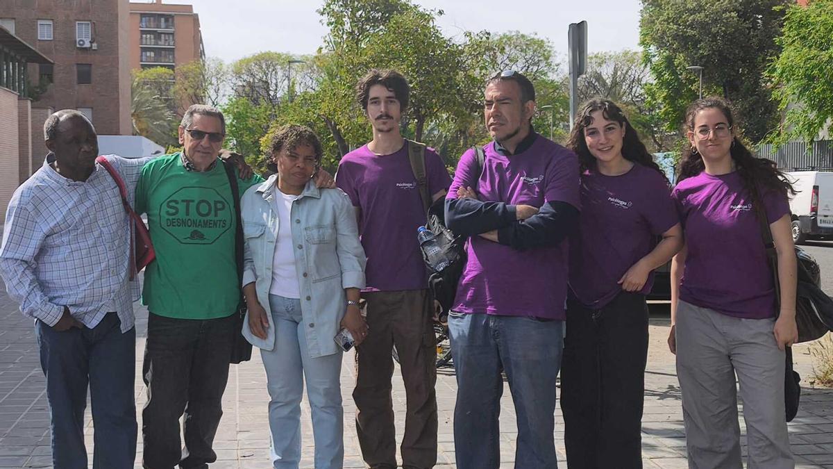 Vital y Sonia, junto a la PAH y a Psicólogas sin fronteras.