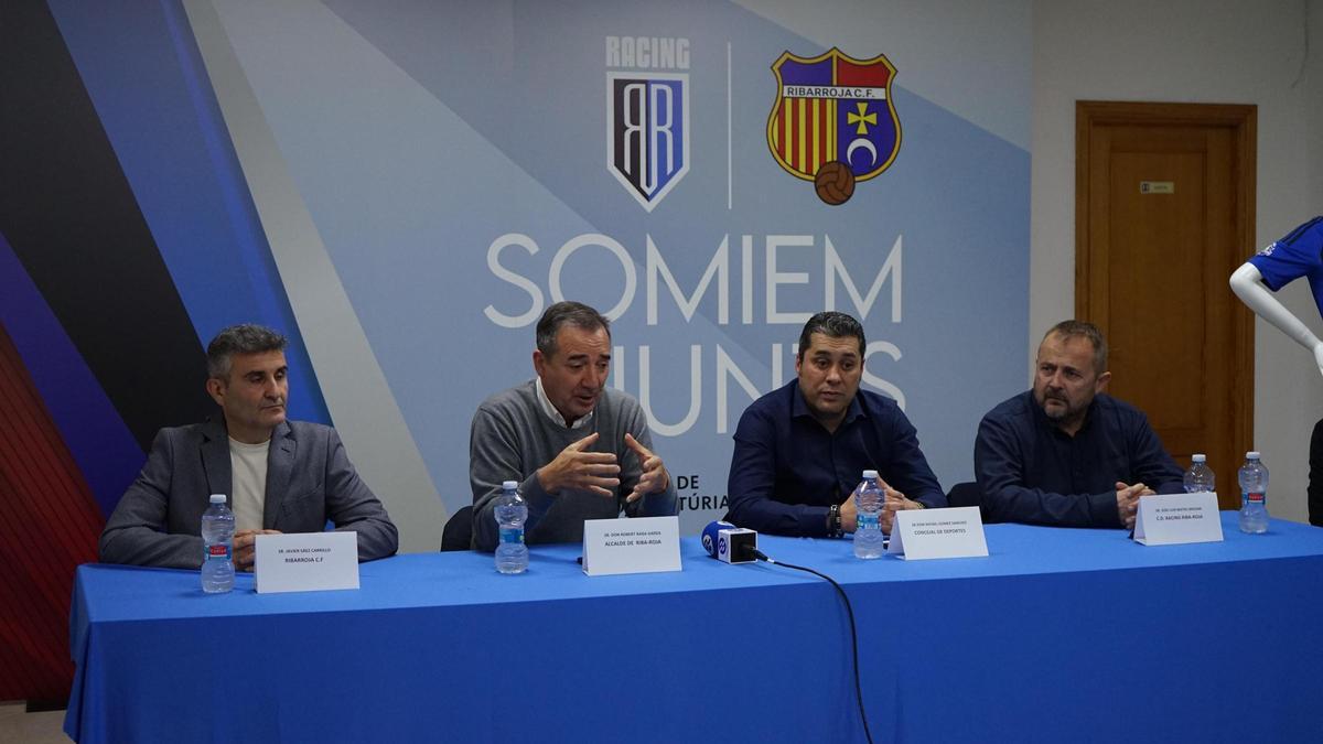 Acto de anuncio de la fusión de los clubes de fútbol de Riba-roja.