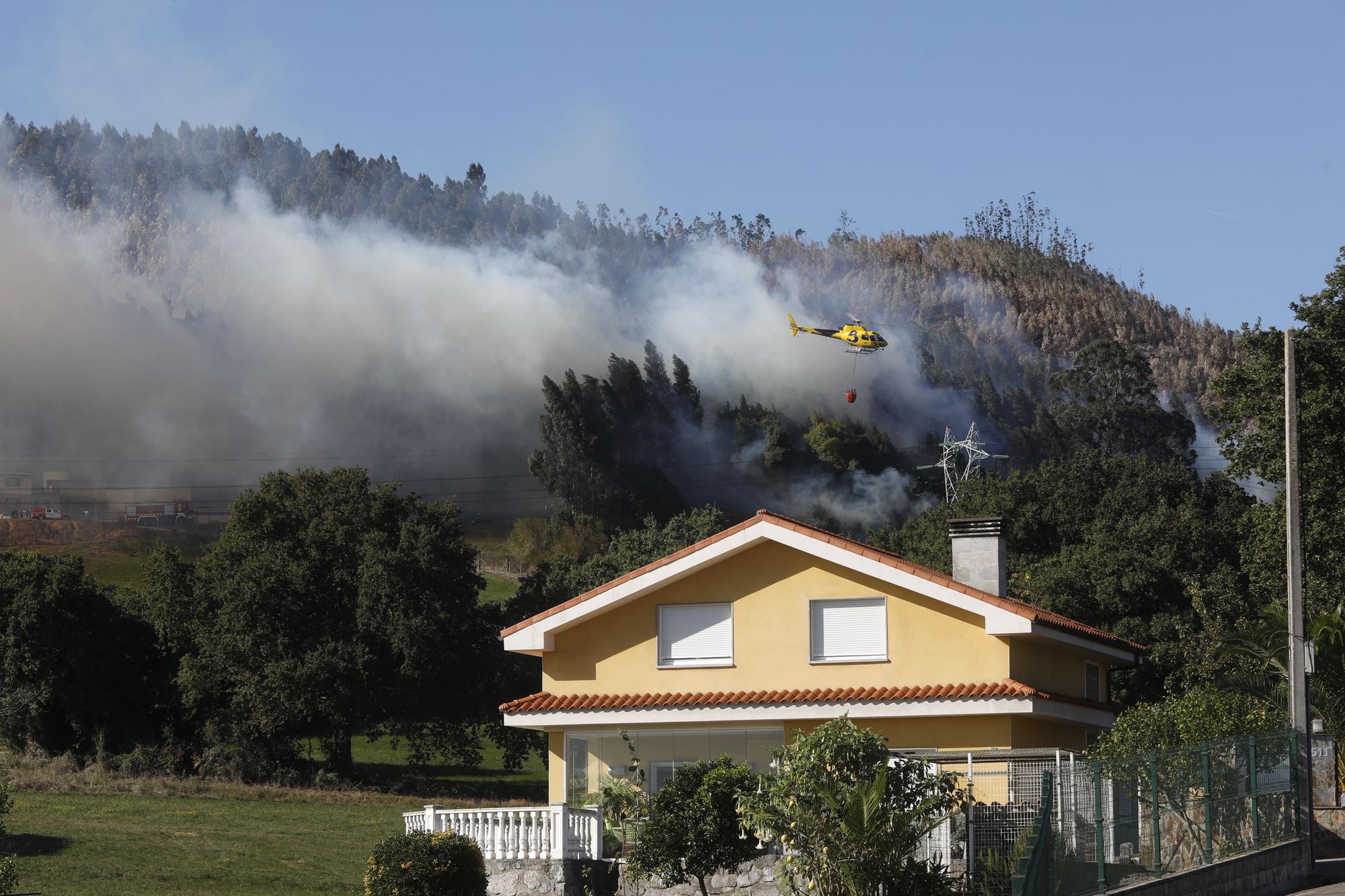 En imágenes: se reactiva el incendio en la vertiente gijonesa del Monte Areo