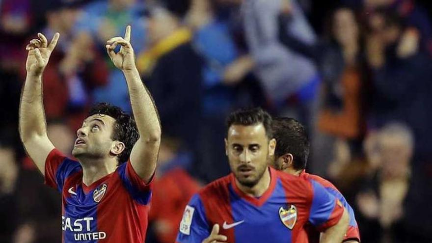 Rossi celebra un gol con el Levante. // Juan Carlos Cárdenas