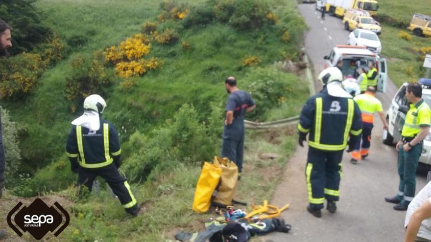 Herida grave una turista tras caer al río su autocaravana en Somiedo al fallar los frenos