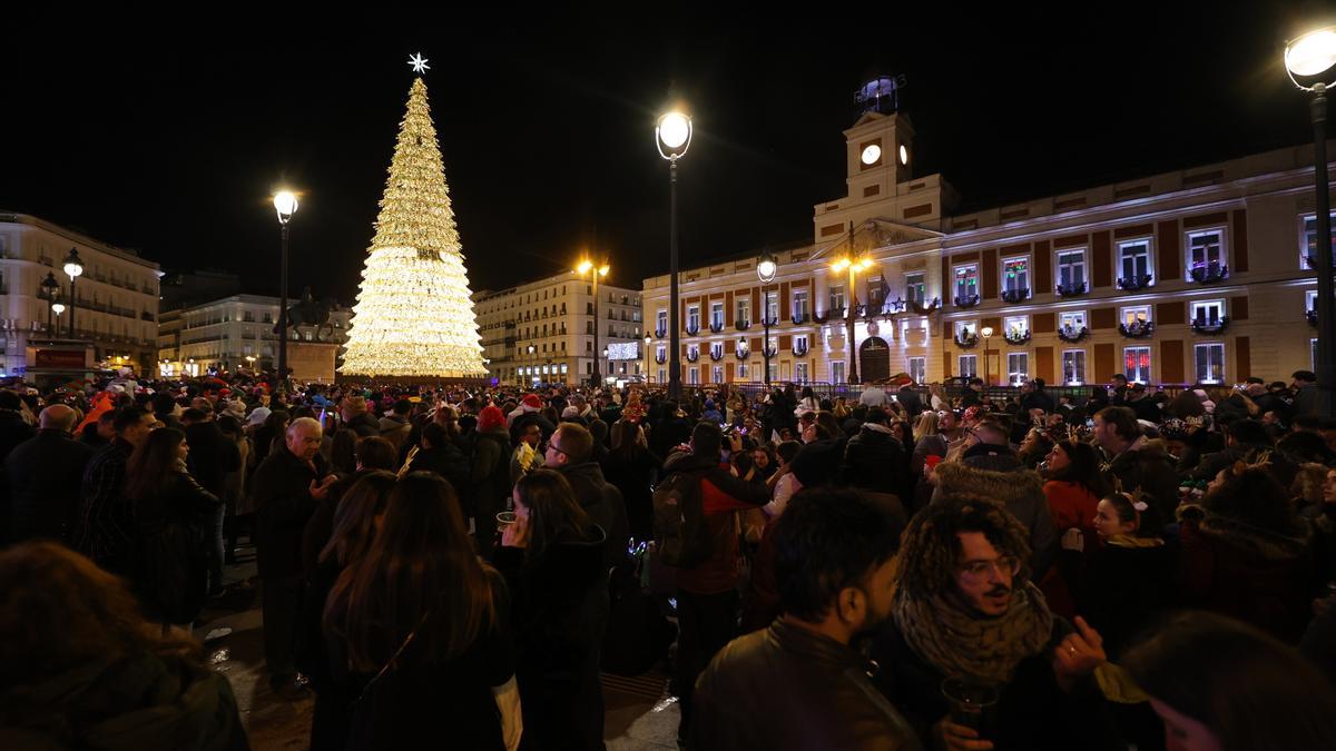 Ambiente antes de que tengan lugar las Campanadas de Fin de Año 2022, en la Puerta del Sol, a 31 de diciembre de 2022, en Madrid (España).