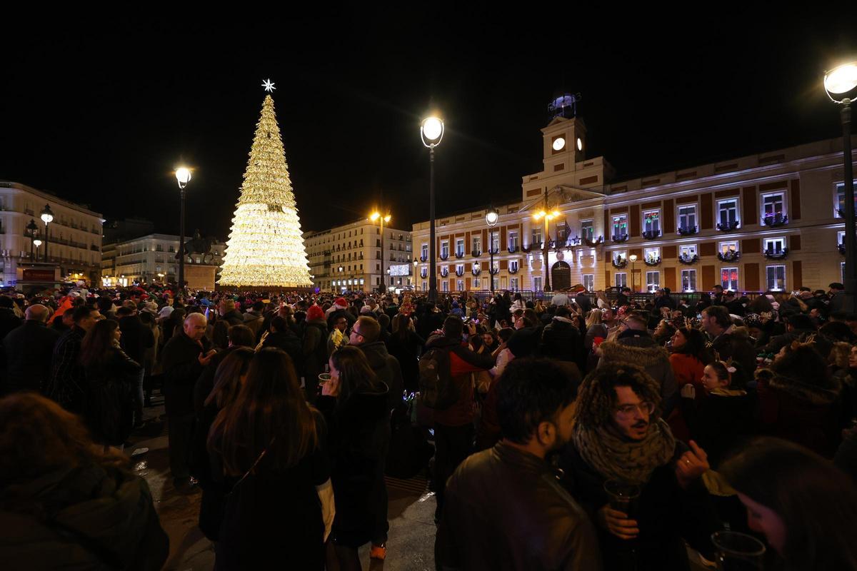 Ambiente antes de que tengan lugar las Campanadas de Fin de Año 2022, en la Puerta del Sol, a 31 de diciembre de 2022, en Madrid (España).