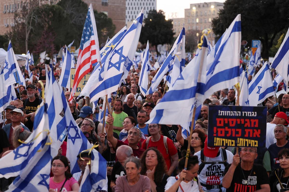 Manifestación exigiendo la destitución del primer ministro israelí Netanyahu frente a la Knesset, en Jerusalén