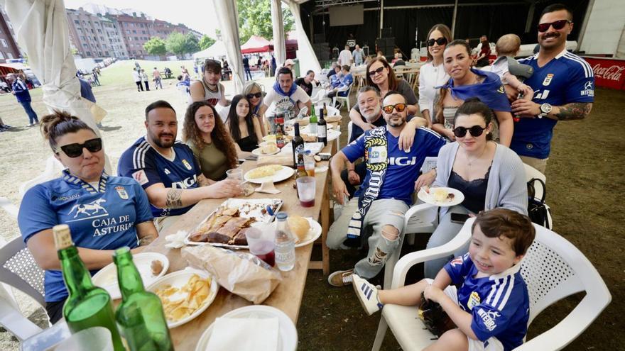 La alegría por la victoria del Oviedo tiñe de azul las fiestas de Buenavista