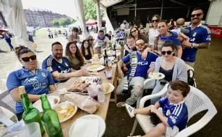 La alegría por la victoria del Oviedo tiñe de azul las fiestas de Buenavista