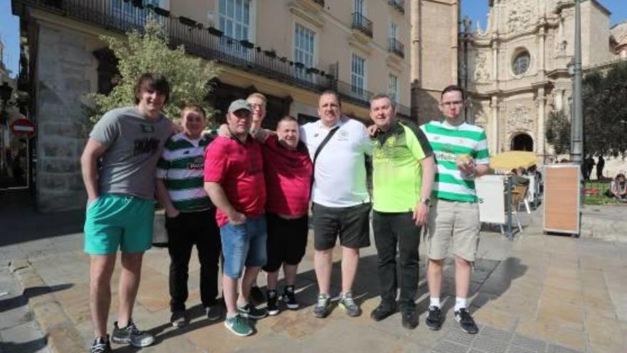 Los aficionados del Celtic llenaron ayer las calles de València.