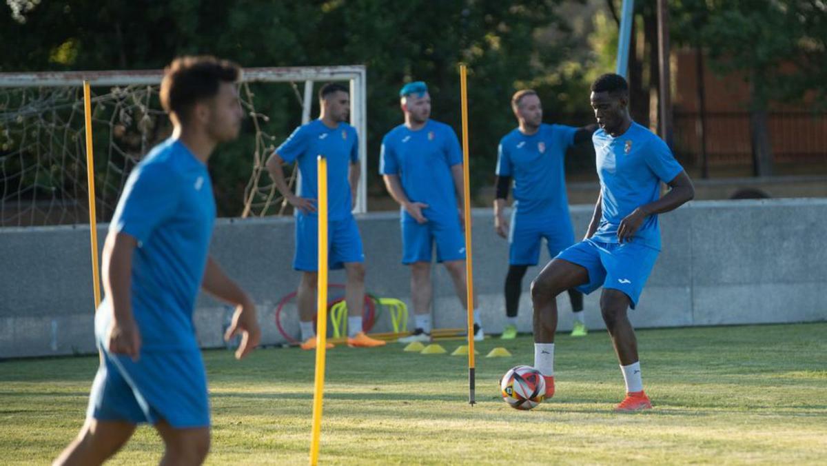 Entrenamiento del CD Villaralbo en Los Barreros. | Emilio Fraile