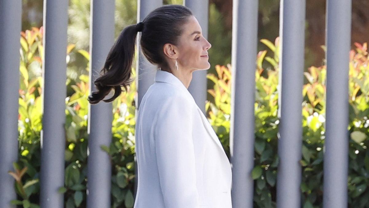 La reina Letizia confía en el traje de chaqueta blanco para brillar de día