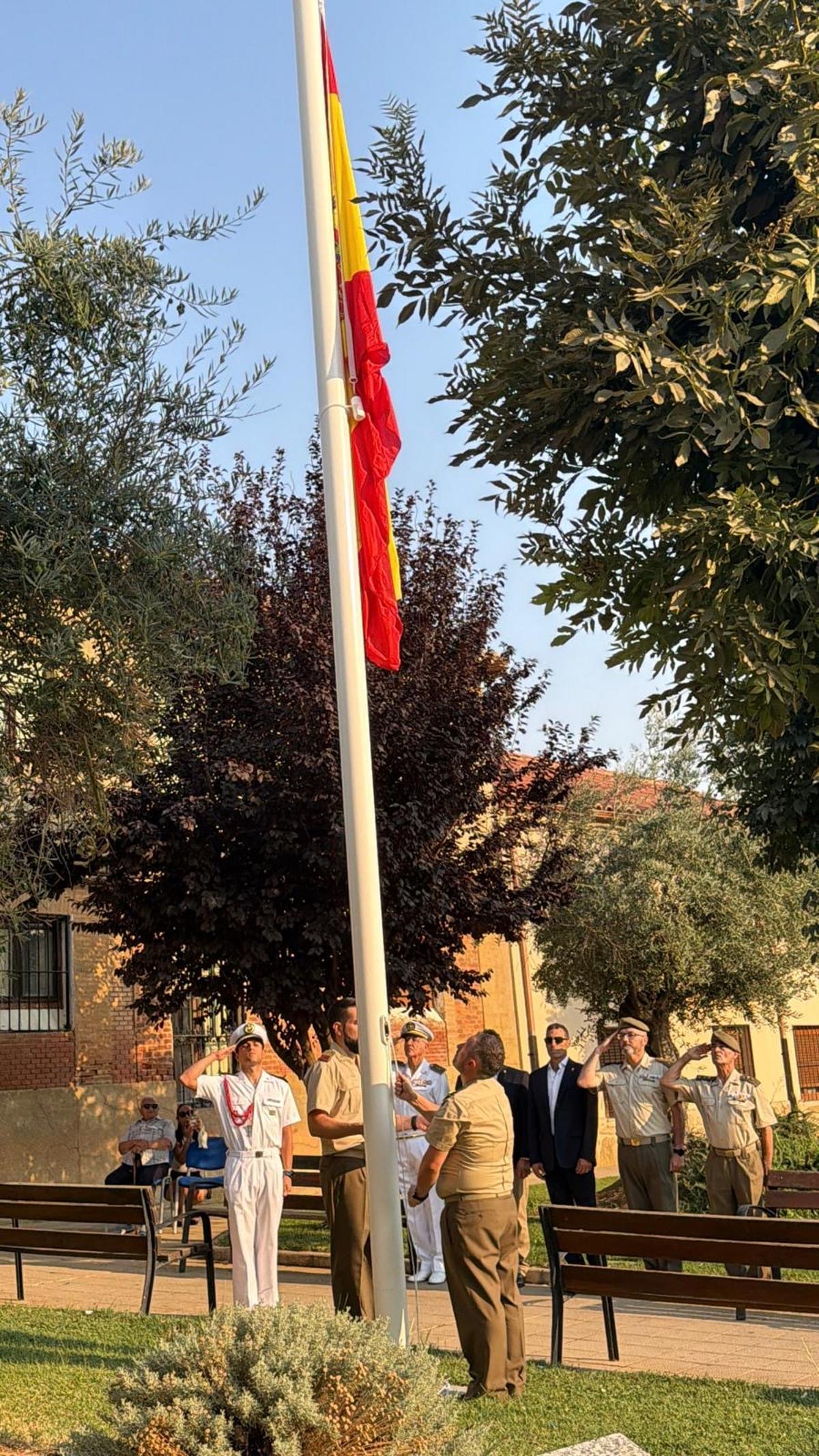 GALERÍA | Izado de la bandera de España en Villalobos GALERÍA | Izado de la bandera de España en Villalobos