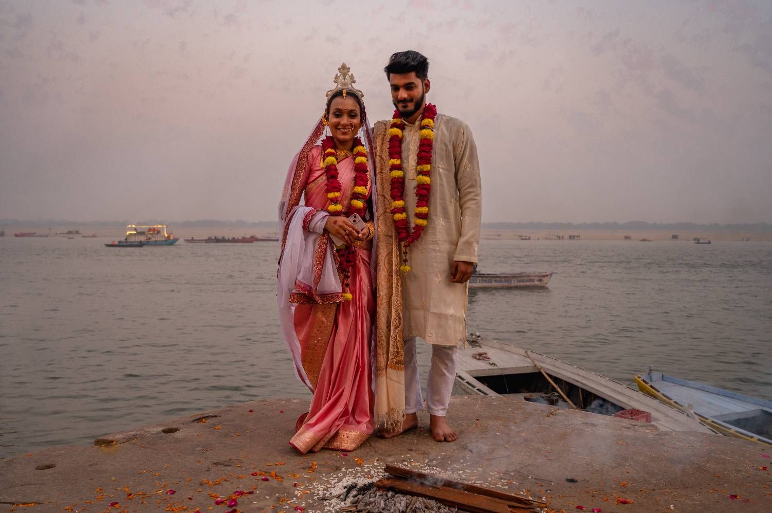 Novios en uno de los ghats de Benarés